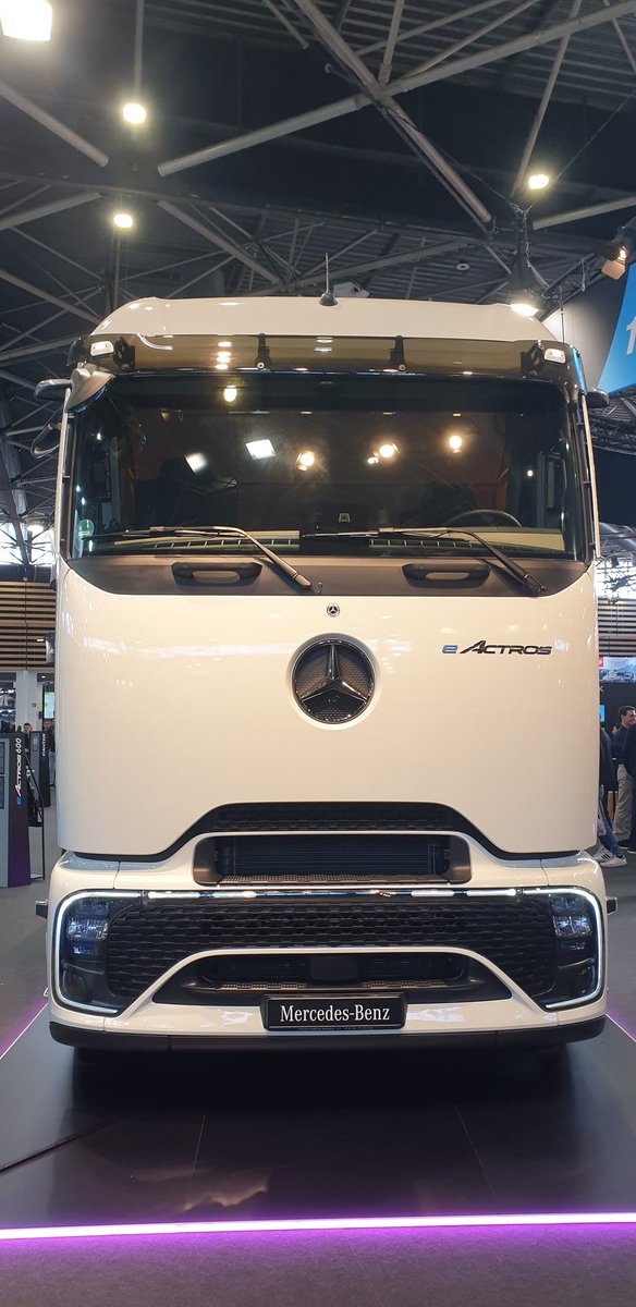 denisfabre's tweet photo. Réaction du public à la vue du nouveau camion électrique de Mercedes #E600 : "on dirait #Voldemort" #solutrans
Le design restera toujours un frein à l'achat https://t.co/duuunwsxDj
