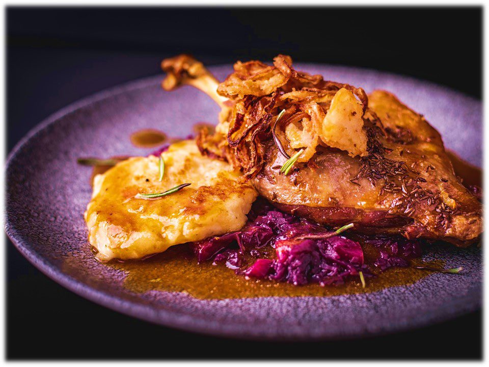 Avusturya’da kasım ayı kaz zamanıdır 🇦🇹🪿🍀🌱🍂
Martini kazı olarak bilinen Martinigansl geleneği 11 Kasım Aziz Martin Günü ile ilişkilidir ve Avusturya başta olmak üzere diğer Avrupa ülkelerinde de popülerdir. Geleneğin, geçmişi Aziz Martin’e dayanmaktadır.