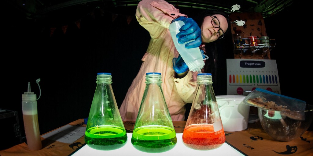 This weekend is the final time you can watch our free live science show, 'Can You Stomach It?'.🤯

Don't miss out on the fun!💥Book two to six days in advance and you’ll get our 2022 ticket price which we’ve frozen for 2023! Book now: winchestersciencecentre.org/whats-on/can-y…