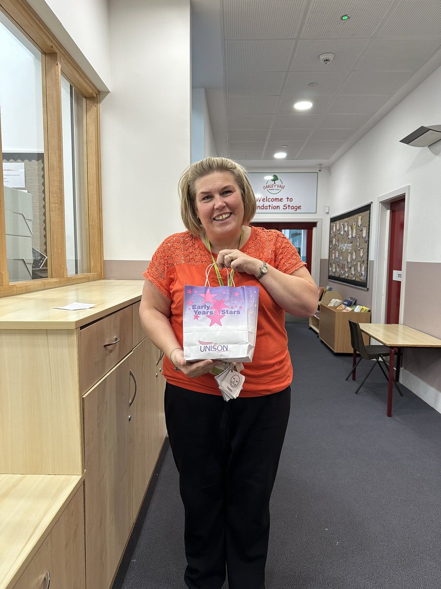 lynseytod's tweet photo. Last visit of the day for #starsinourschools and what an emotional one. Had the pleasure of handing some goodies to the inspirational Monica at @OakleyValePri who always goes “above and beyond”. Thank you Monica and colleagues for all you do for our kids and our community. https://t.co/ntEyCAotTc