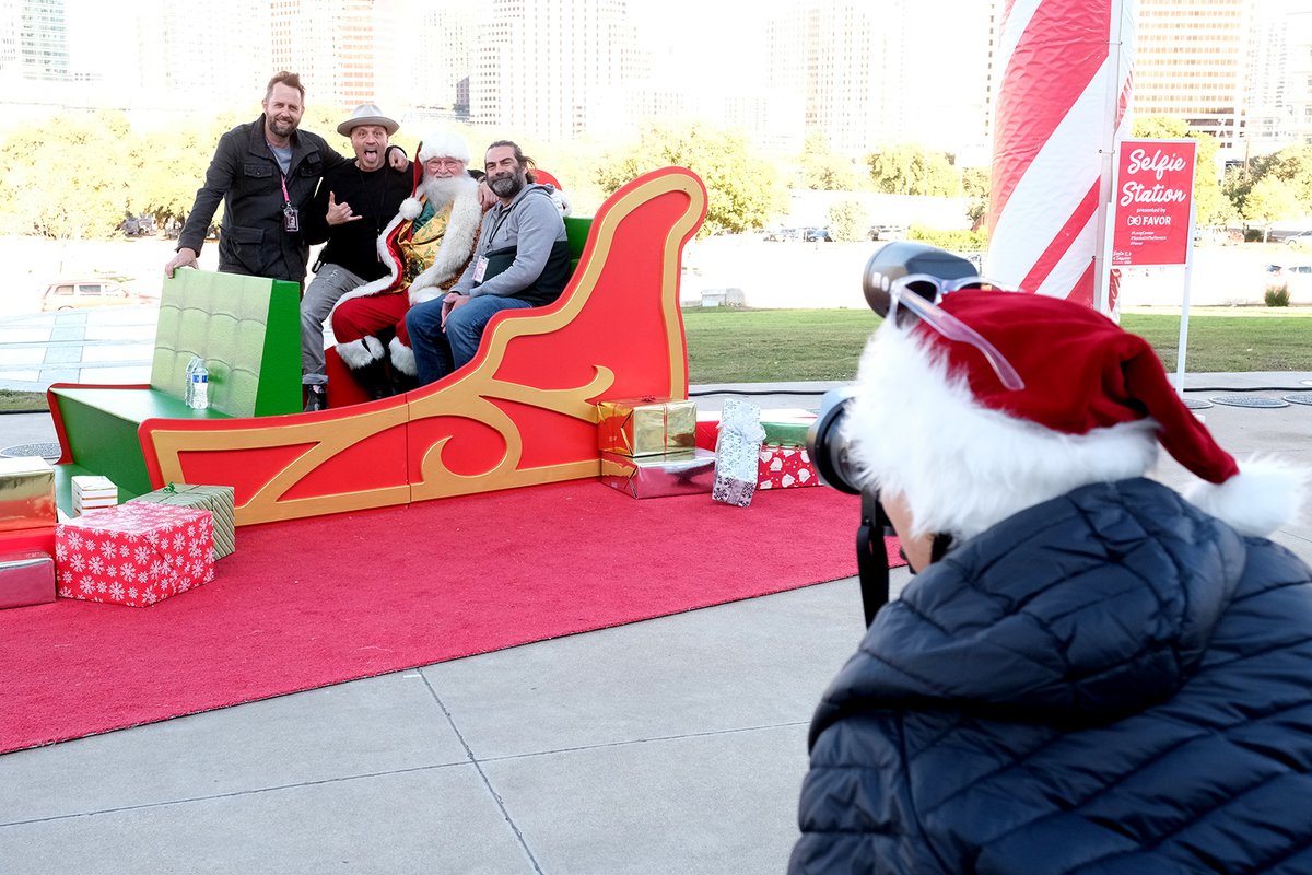 Thanksgiving may be Thursday, but Santa is coming Saturday! Grab your photo with him from 11am-2:30pm at the LC and we guarantee you'll be on the nice list this year.

With support from <a href="/HEB/">H-E-B</a>, <a href="/Favor/">Favor</a>, <a href="/bswhealth/">Baylor Scott & White Health</a>.

Updates 👉 bit.ly/SantaUpdates20…