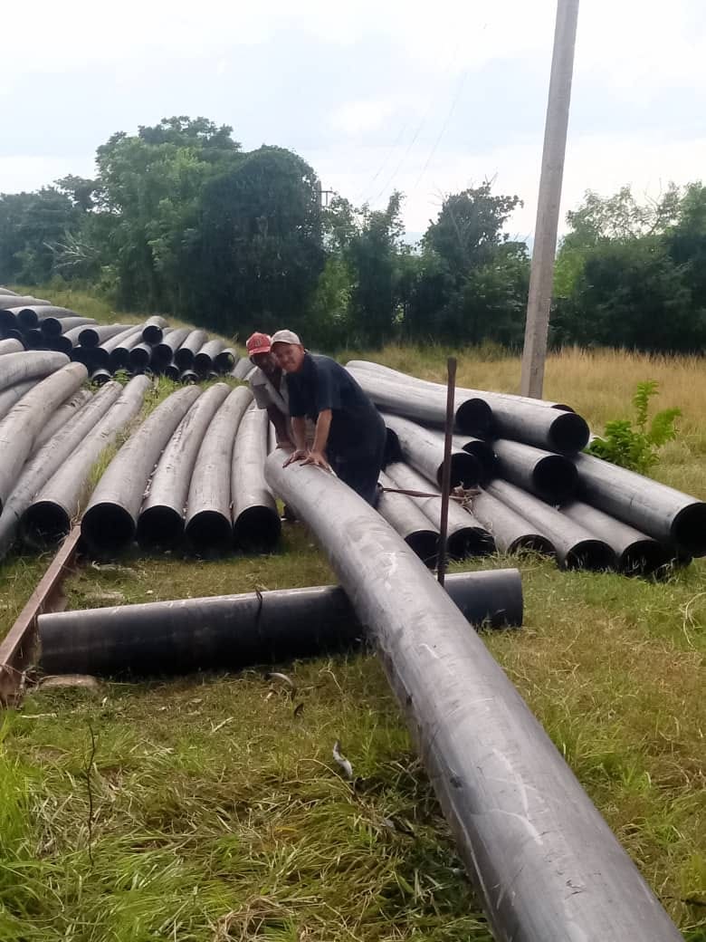 En  Dos Caminos poblado de municipio San Luis, Santiago de Cuba brigada  constructora de la UEB Oriente laboran en la soldadura del último tramo  de la conductora de 315 mm qué abastecerá de agua al Central azucarero  Paquito Rosales.  #EMROHab #vamosxmas