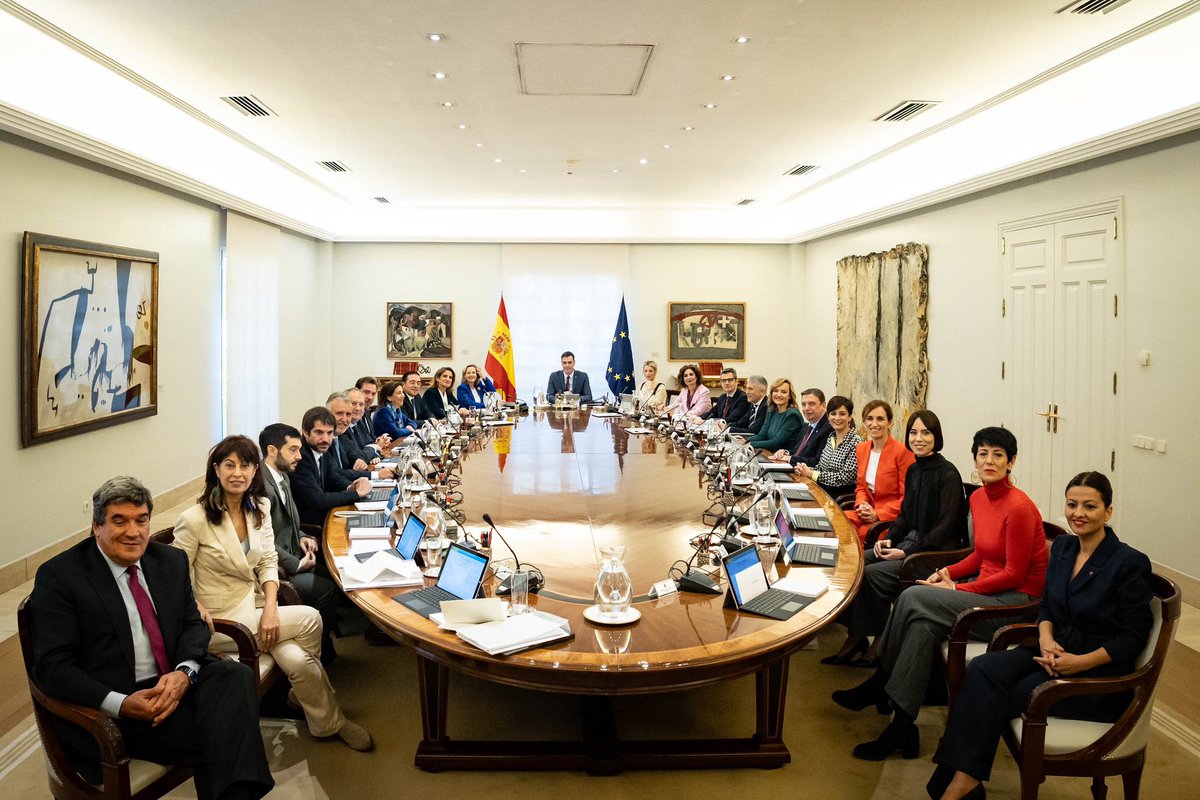 Entonces hay dinero para 22 Ministerios y 4 Vicepresidencias, pero no para los enfermos del ELA ¿Es correcto? 🤔
Y encima si te quejas eres un facha…
