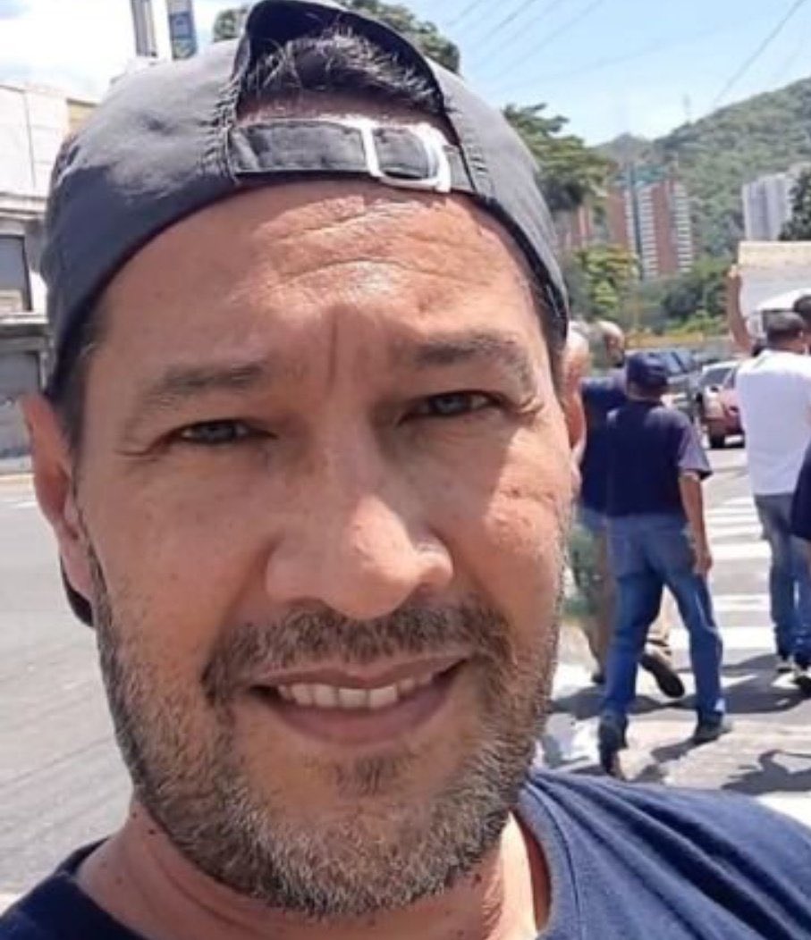 EnCiudadanoVzla's tweet photo. #ATENCIÓN | Alertamos desde Encuentro Ciudadano, que a media noche el compañero @Nelsonpvzla1 fue secuestrado por funcionarios del SEBIN sin orden judicial.

Para el momento desconocemos su paredero, así como su integridad física.

@ONU_derechos @ONU_es @volker_turk 

Exigimos saber #DóndeEstáNelson