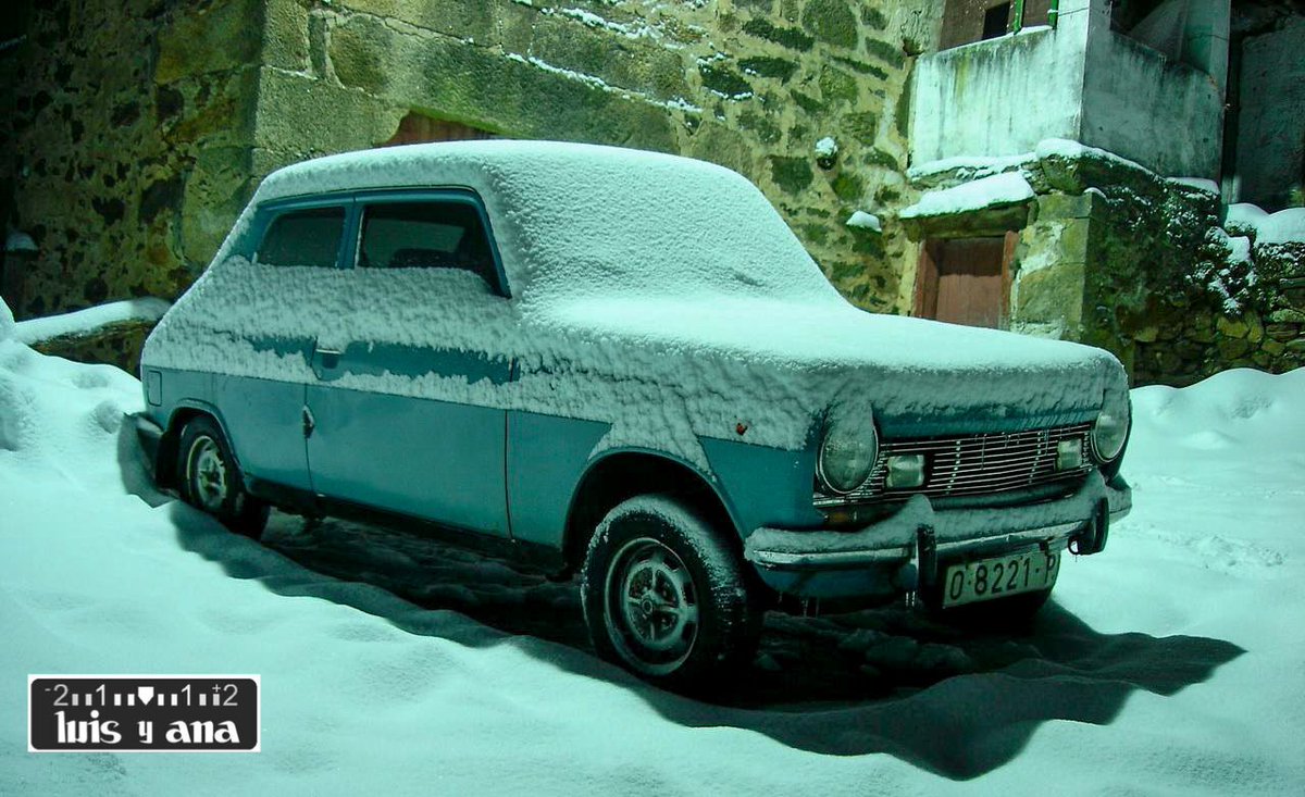 CapitanARJ's tweet image. Nevada en la comarca zamorana de #Sanabria. En el pueblo de Las Hedradas con un #Simca1200 bajo la nieve.