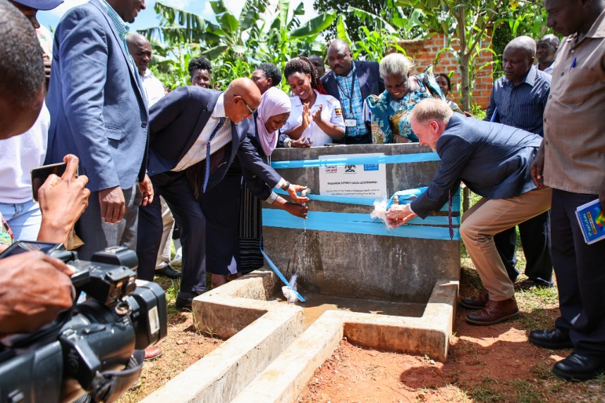 UNICEFUganda's tweet photo. .@UNICEF collaborated with Kassanda District to support 7 water-stressed healthcare facilities. The solar-powered water supply systems aim to benefit over 30,000 people, including patients, health workers, &amp; surrounding community. Thank you, @FCDOGovUK, for making this possible! https://t.co/QCJn4r6pkz