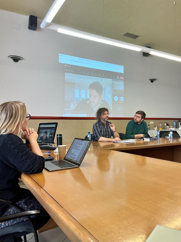 Janes i Robots: escritua académica dessfíos en contextos de artificialidad Francesc Martínez, Felipe González y Eric Ortega