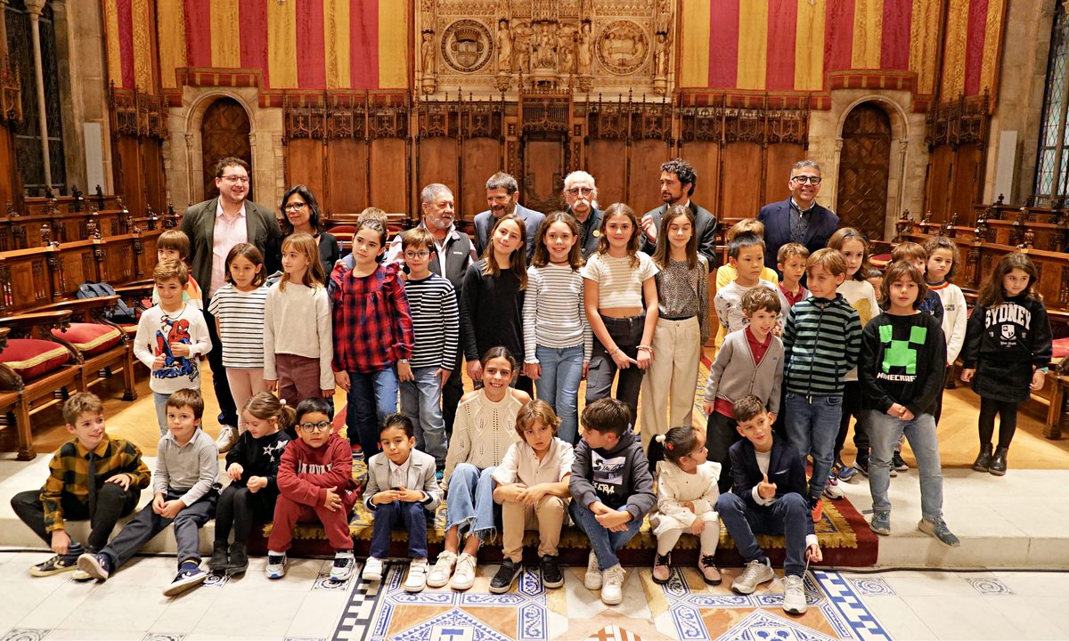 BarnaCentre's tweet image. Vols veure els dibuixos premiats de l'alumnat d'entre 3 i 12 anys de la 27 edició del Dibuixem la Mercè?  ▶️n9.cl/barnacentre 
Ahir escoles i famílies, autoritats i comerç vàrem gaudir celebrant el talent dels més petits al Saló de Cent amb@Albert_Batlle_B! Gràcies a tots!