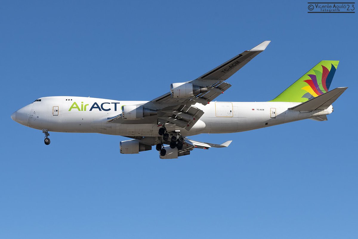 VteAguilo's tweet image. Trayendo desde Doha el equipamiento para &quot;MotoGP&quot;.
@MotoGP @AiractC @VLCspotters @aeroVLC #LEVC #TCACM