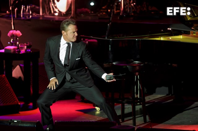 EFEnoticias's tweet photo. FACUA denuncia la obligación de donar a la Fundación Real Madrid al comprar entradas de Luis Miguel.

https://t.co/sdVcmSMBJX https://t.co/CfTdMemjOS