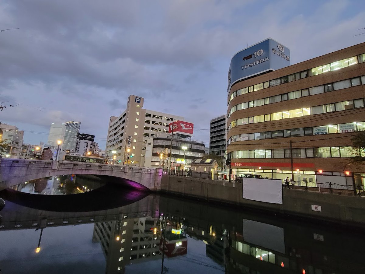 cinemaJandB's tweet photo. ＜#よこはま運河チャレンジ 2023＞
明日11/23木祝 #日ノ出桟橋 野外上映会 開催！
『#Lifeworks』#横浜 を舞台にした連作ショートフィルム
★明日11/23木祝 17:00頃～上映（19:00頃終了予定）
スクリーンをはりました
ライブや食のイベントも、来てね！
上映作品などの詳細↓
https://t.co/lSFurDZEAp https://t.co/tBsQUFf7mf