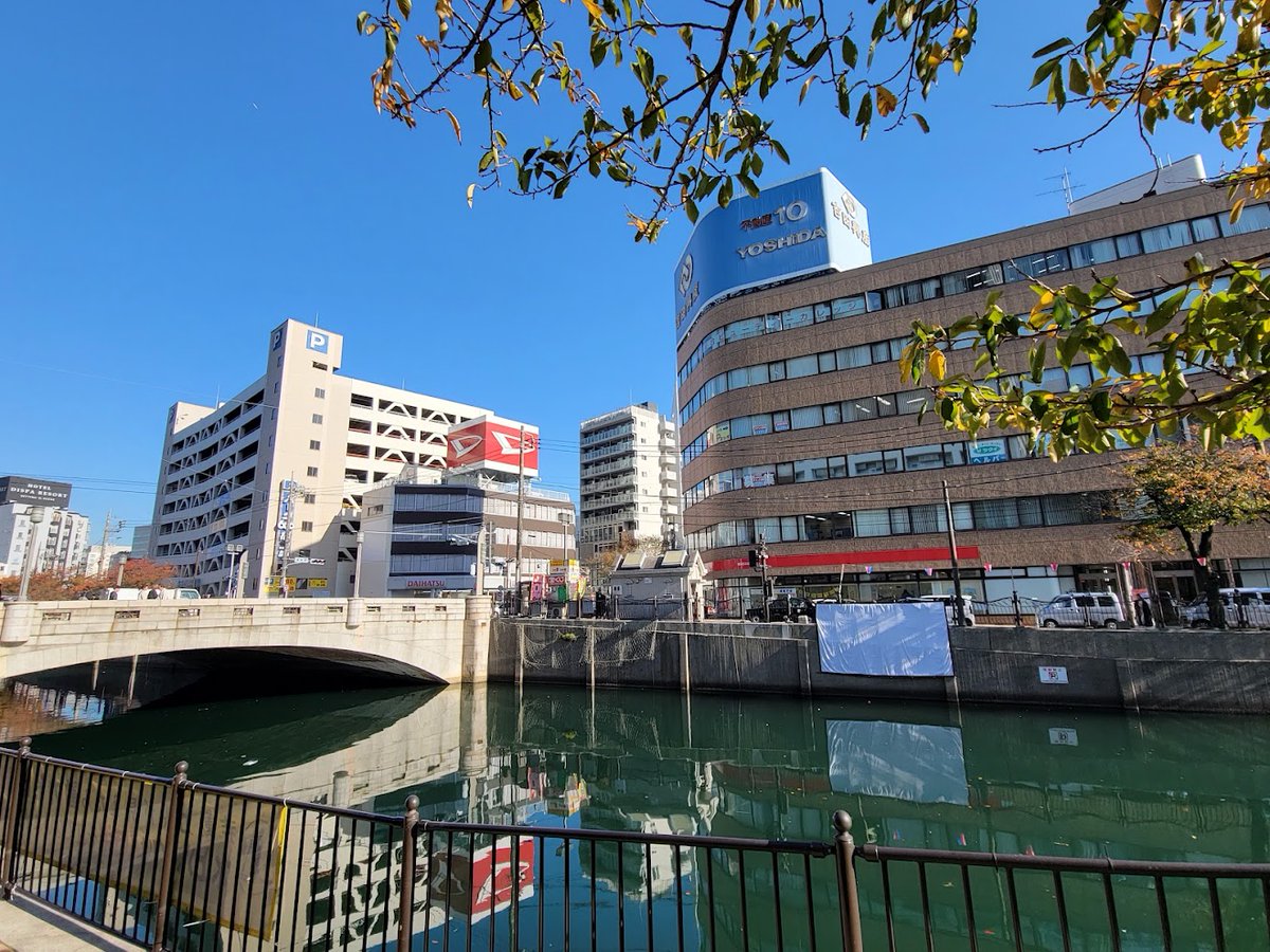 cinemaJandB's tweet photo. ＜#よこはま運河チャレンジ 2023＞
明日11/23木祝 #日ノ出桟橋 野外上映会 開催！
『#Lifeworks』#横浜 を舞台にした連作ショートフィルム
★明日11/23木祝 17:00頃～上映（19:00頃終了予定）
スクリーンをはりました
ライブや食のイベントも、来てね！
上映作品などの詳細↓
https://t.co/lSFurDZEAp https://t.co/tBsQUFf7mf