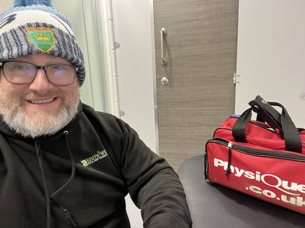 That <a href="/kingswoodrfc/">Kingswood RFC 🤎💙</a> bobble doing bits here at <a href="/LockleazeSport/">Lockleaze Sports Centre</a> as I wait for <a href="/UWESportRehab/">Sport Rehabilitation</a> students to arrive 🥶An afternoon and evening ahead of pitchside work covering rugby, football, Hockey, Lacrosse and Ultimate - thanks to <a href="/PhysiqueMgmt/">Physique Management</a> for keeping us supplied as always #💪