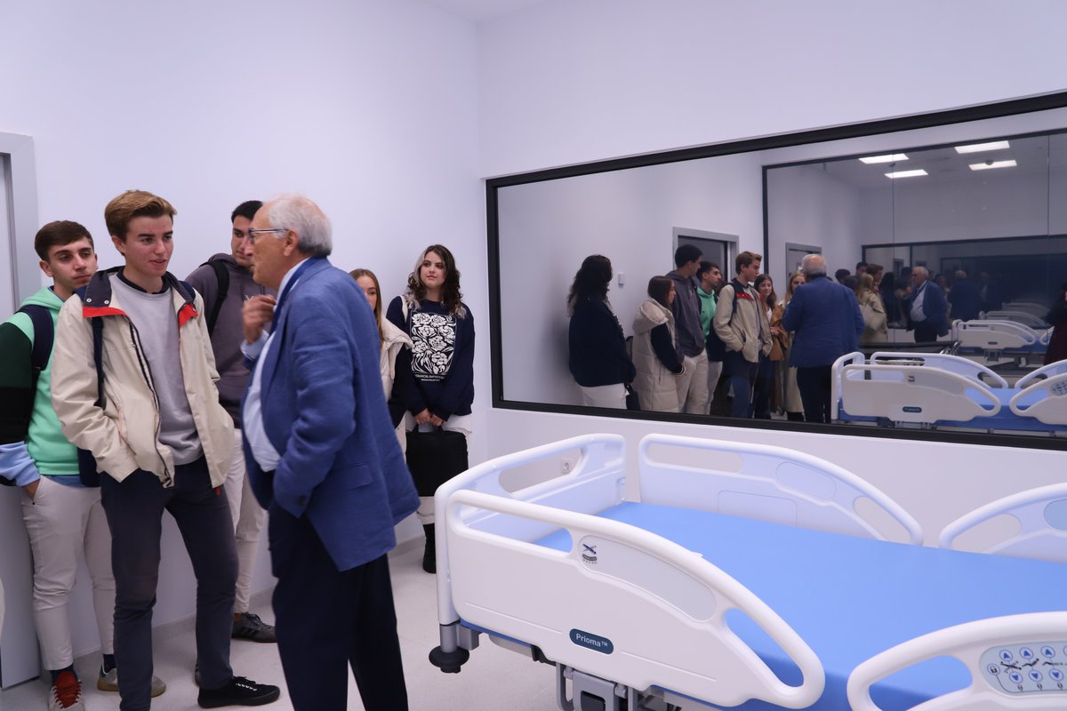 LoyolaAnd's tweet photo. Hoy, en la Universidad Loyola, damos la bienvenida a los nuevos estudiantes del grado de Medicina en nuestro campus de Sevilla, tras una larga andadura desde que se iniciase el procedimiento en mayo de 2021 👏.
Noticia completa en nuestro blog ⤵️ 
https://t.co/0g0RNeEdfg https://t.co/3dU9vNZngA