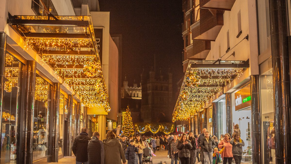 visitsouthdevon's tweet image. #Christmas has arrived in @Princesshay, visit this Nov &amp;amp; Dec to experience a magical atmosphere! 🎅✨

With festive lights, Santa &amp;amp; Charity Christmas Trees, plus Thursday late-night shopping!

Find out more👉 princesshay.co.uk/christmas

#Princesshay #Christmas #DiscoverTheWonder