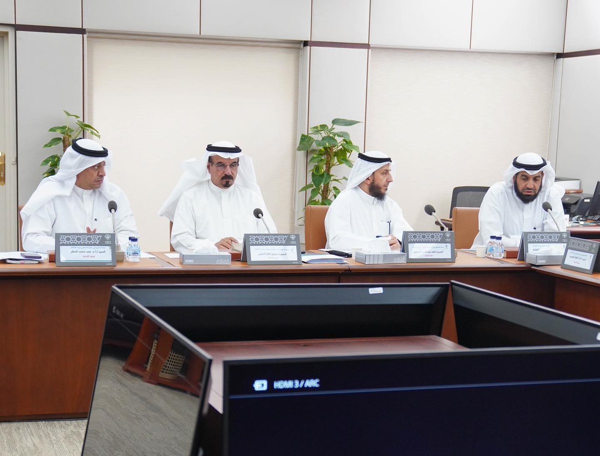 جانب من اجتماع لجنة التحقيق في محاور استجواب وزير الأشغال المنعقد اليوم للتحقيق في محاور استجوابي وزيرة الأشغال العامة، وما يستجد من أعمال.