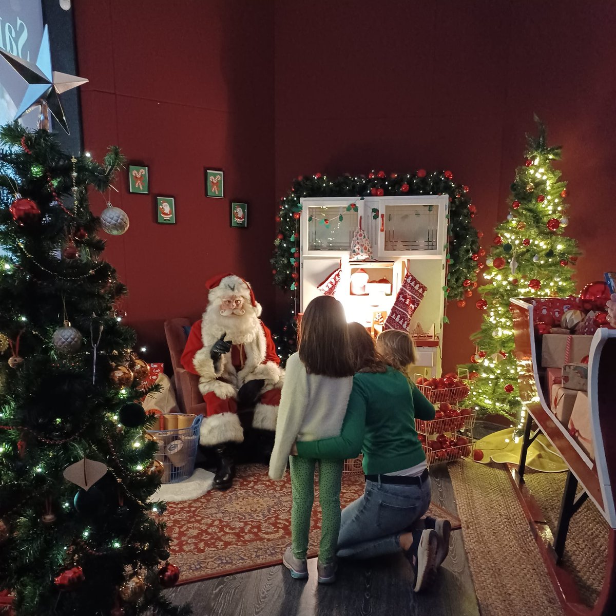 visitsouthdevon's tweet image. #Christmas has arrived in @Princesshay, visit this Nov &amp;amp; Dec to experience a magical atmosphere! 🎅✨

With festive lights, Santa &amp;amp; Charity Christmas Trees, plus Thursday late-night shopping!

Find out more👉 princesshay.co.uk/christmas

#Princesshay #Christmas #DiscoverTheWonder
