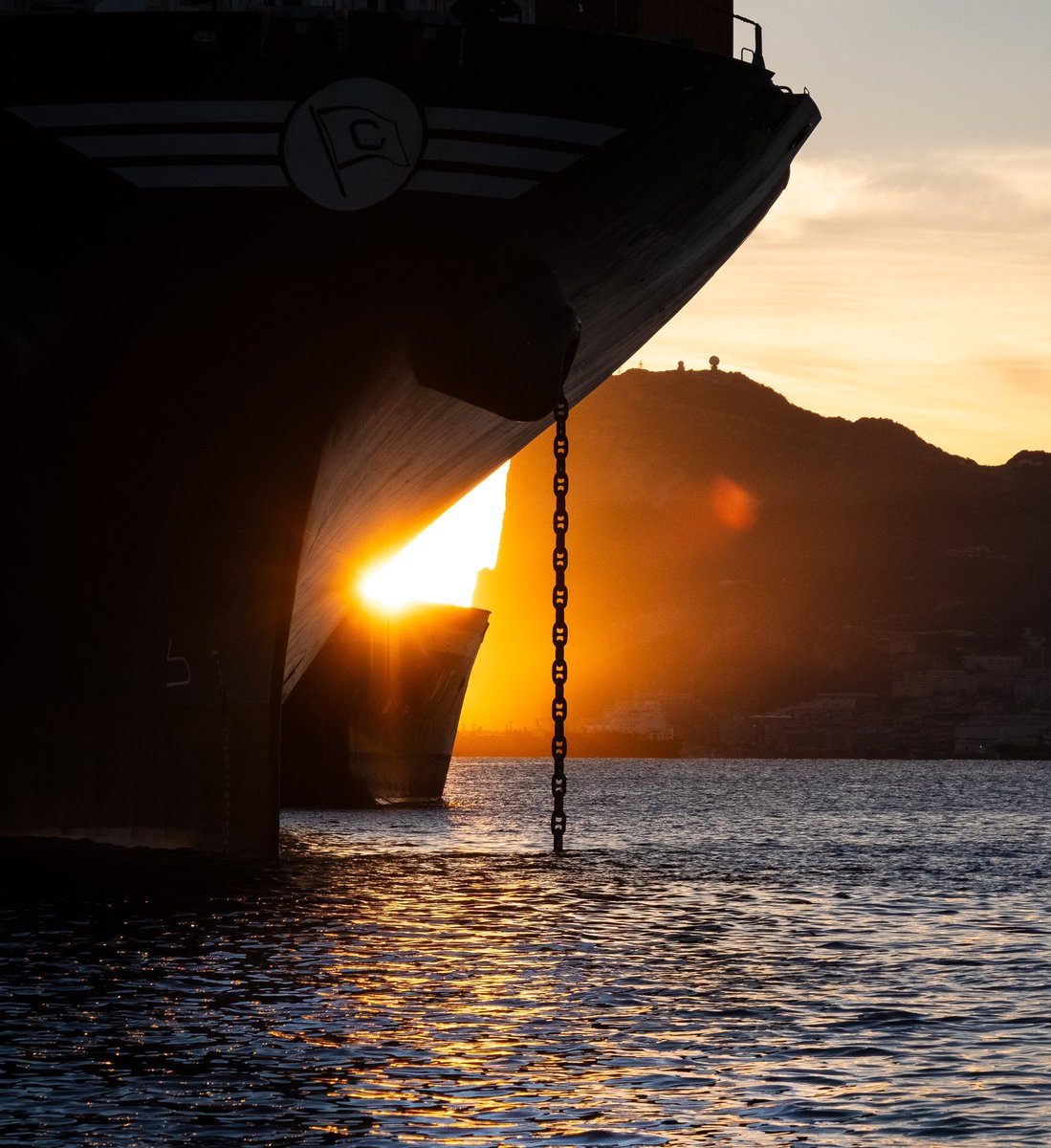 Mágicos momentos de calma en el fondeadero ⛓️⛓️⛓️ Magical moments of calm in the anchorage ⚓️⚓️⚓️⛓️#anchorage #fondeadero #cadena #bahiadealgeciras🐬 #gibraltar #fufifilmxt3