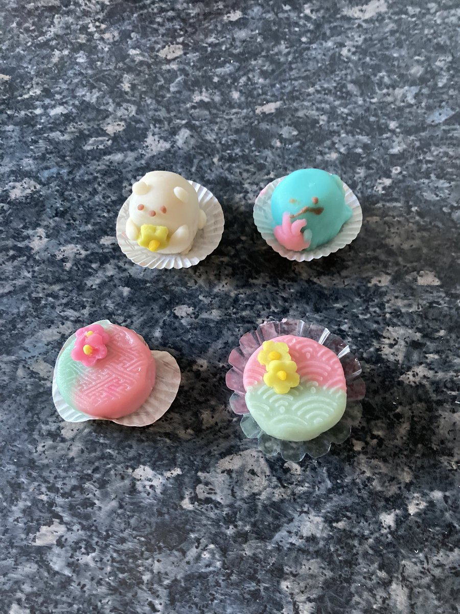 milky66's tweet photo. 今日のお菓子

寒いけど 晴れ☀️
やっぱりお日様 は嬉しい😃

すみっこぐらしのキャラ
作ってーって
#和菓子 #練り切り #すみっコぐらし #wagashi #netikiri  #sirian #dango #macya #団子 #抹茶 #抹茶団子🍡 #こし餡 #こし餡入り団子 #ドイツ #wiesbaden

練習開始 https://t.co/6dKqjsR3R2