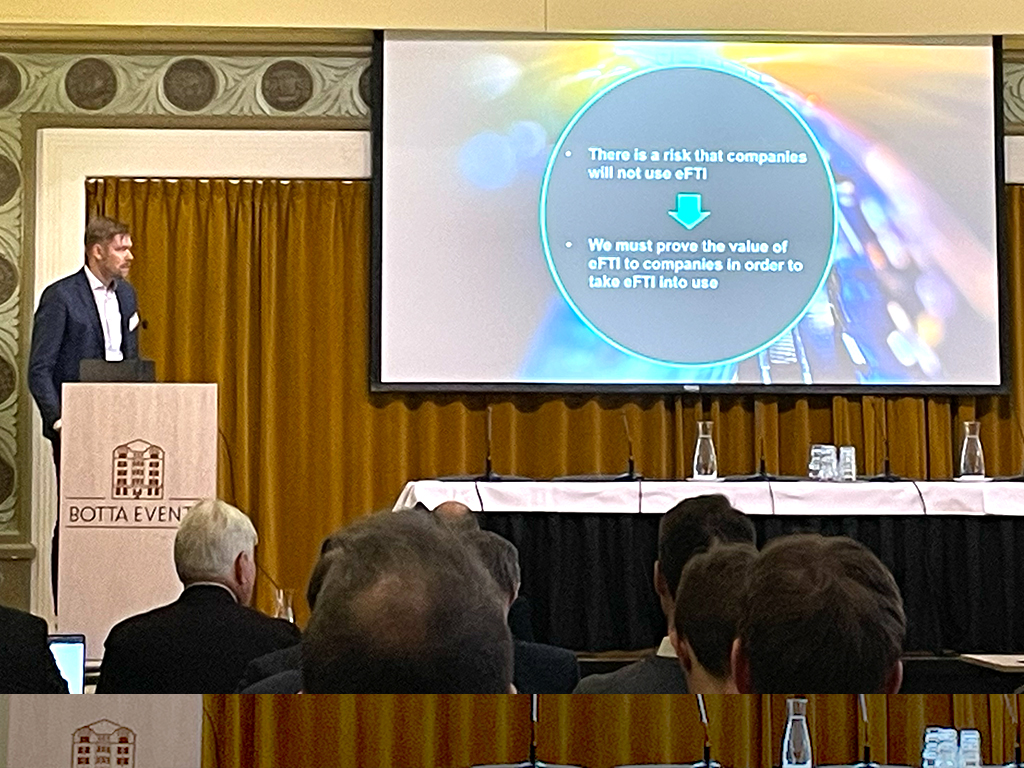 ITS_Finland's tweet image. 🤝 Teemu Heikura of @Fintraffic champions eFTI co-development: It's all about adding value through data sharing! 
Discovering how this project fosters cooperation and creates tangible benefits for companies. 
Thank you!
#MakeValue #eFTI #DataSharing #Collaboration #Fintraffic