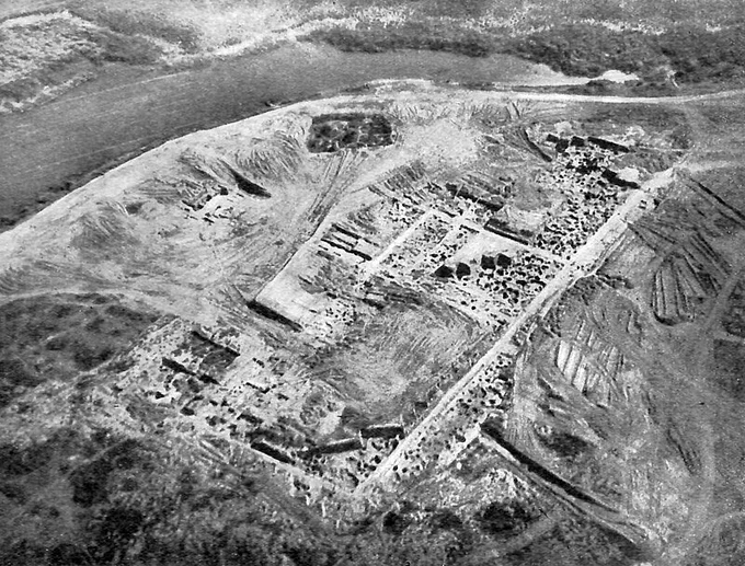 沈んだ古代都市といえば、ハザールのサルケルが有名だろう。サルケルは9世紀にビザンツから技術者を呼んでドン川沿いに建設された要塞都市であった。長い間、サルケルの場所は知られていなかったが、1930年代にソ連の考古学者ミハイル・アルタモノフの指揮により発掘調査が行われ、明らかとなった。 