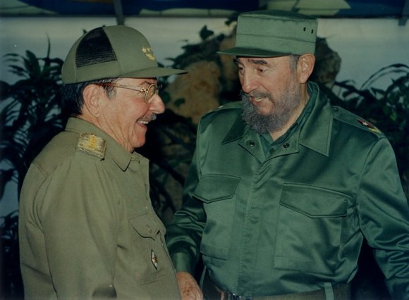 #Raúl: "(…) #Fidel se marchó invicto, pero su espíritu de lucha permanecerá en la conciencia de todos los revolucionarios cubanos de hoy, de mañana y de siempre".
