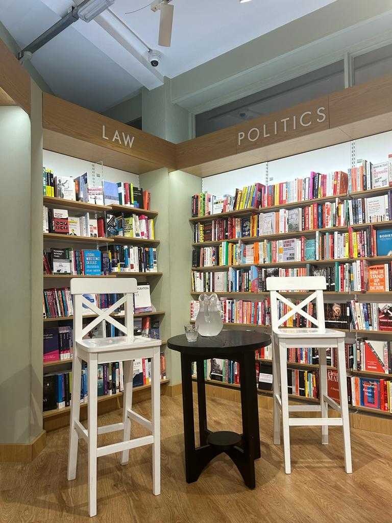 NeemTreePress's tweet image. Throwback to an amazing event at @BhamWaterstones for the official #booklaunch of #NoFuneralForNazia by @TahaKehar! ⏱️

No Funeral for Nazia is out now: neemtreepress.com/book/no-funera…

#neemtreepress #booklaunch #authorevent #books #author #waterstones #mysterybooks #southasianlit