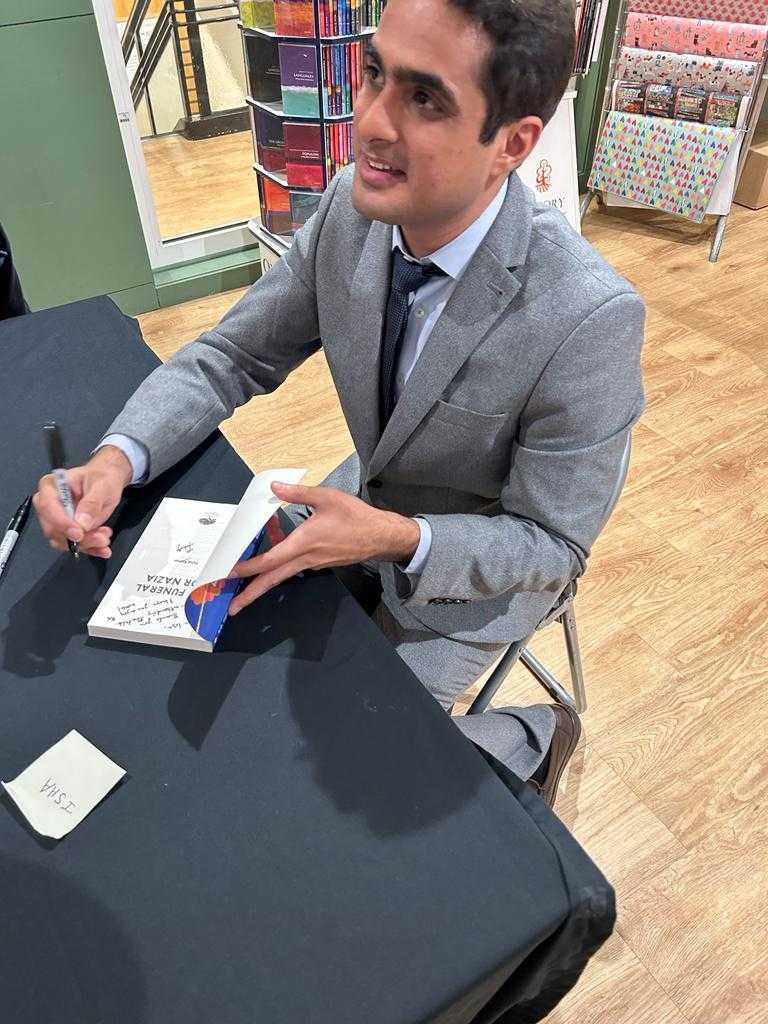 NeemTreePress's tweet image. Throwback to an amazing event at @BhamWaterstones for the official #booklaunch of #NoFuneralForNazia by @TahaKehar! ⏱️

No Funeral for Nazia is out now: neemtreepress.com/book/no-funera…

#neemtreepress #booklaunch #authorevent #books #author #waterstones #mysterybooks #southasianlit