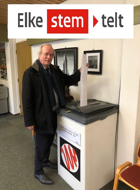gem_westerveld's tweet image. Burgemeester Rikus Jager heeft vandaag voor de laatste keer in zijn ambt als burgemeester gestemd in Darp. 🗳️🖍️Heb jij al gestemd? Stemmen kan nog tot 21.00 uur vanavond op 17 stembureaus in onze gemeente. Kijk op gemeentewesterveld.nl/verkiezingen.
 #elkestemtelt #verkiezingen #democratie