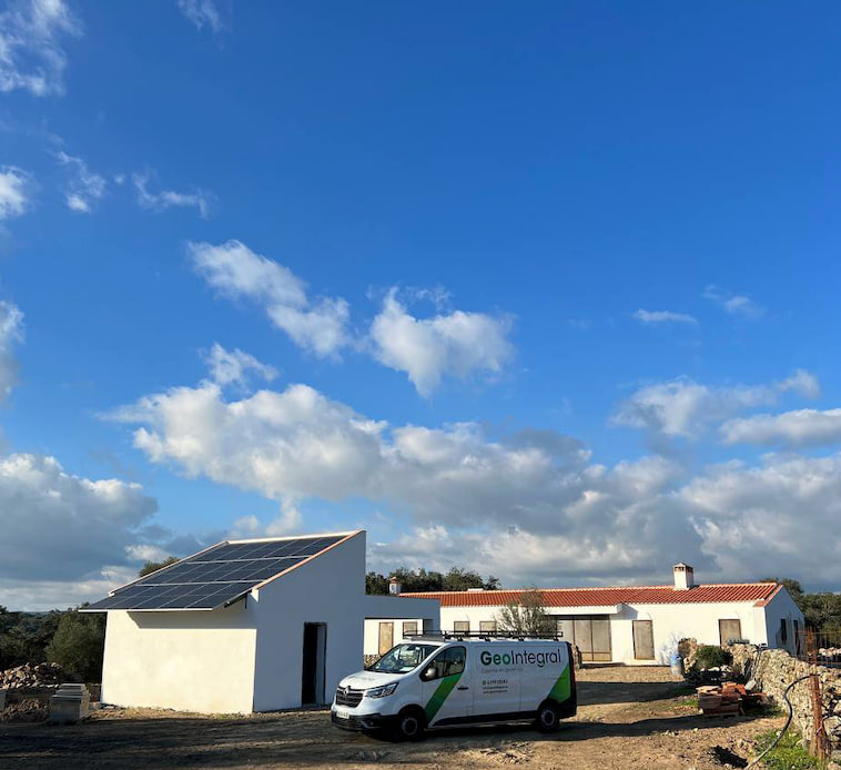 geointegral's tweet photo. Os mostramos este cortijo formado por varias construcciones de Zafra, un auténtico ejemplo de autosuficiencia: climatización y ACS mediante geotermia, producción eléctrica con fotovoltaica y acumulación con baterías. Desconectada de la red, conectada con la naturaleza 🌳 https://t.co/6xDA2qOoKN