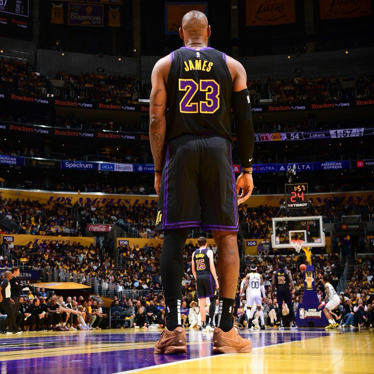 Media punti a partita dei giocatori alla 21 esima stagione in carriera, ecco i migliori 5 della storia:

5) Kevin Garnett - 3.2 punti
4) Robert Parish - 3.7 punti
3) Dirk Nowitzki - 7.3 punti
2) Vince Carter - 7.4 punti
1) LeBron James - 25.7 punti

I record, di qualsiasi sport,