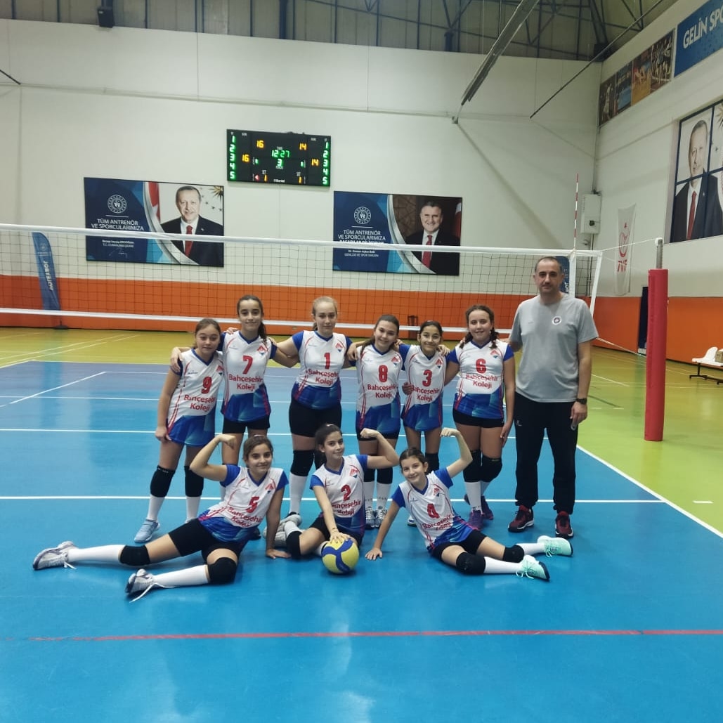 bk_Ankara50YIL's tweet photo. Ankara Gençlik Hizmetleri ve Spor İl Müdürlüğünün düzenlediği okullar arası Küçük Kızlar Voleybol müsabakalarında ortaokul takımımız rakibini 2-0 yenerek maçlarına galibiyetle başladı. Öğrencilerimizi tebrik eder, başarılarının devamını dileriz. https://t.co/0enj4Vf9KS