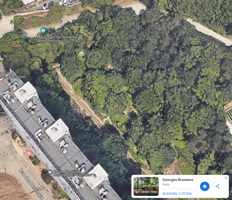 saveman71's tweet photo. @AlTi5 Pas exactement une voie ferrée usitée, mais au bout de la promenade de la petite ceinture dans le 14ᵉ, normalement, on doit faire demi-tour, mais un grillage est ouvert ici (pas sûr qu'il l'était en 2019 sur street view) pour accéder au parc Georges-Brassens https://t.co/JudSQaxrO5