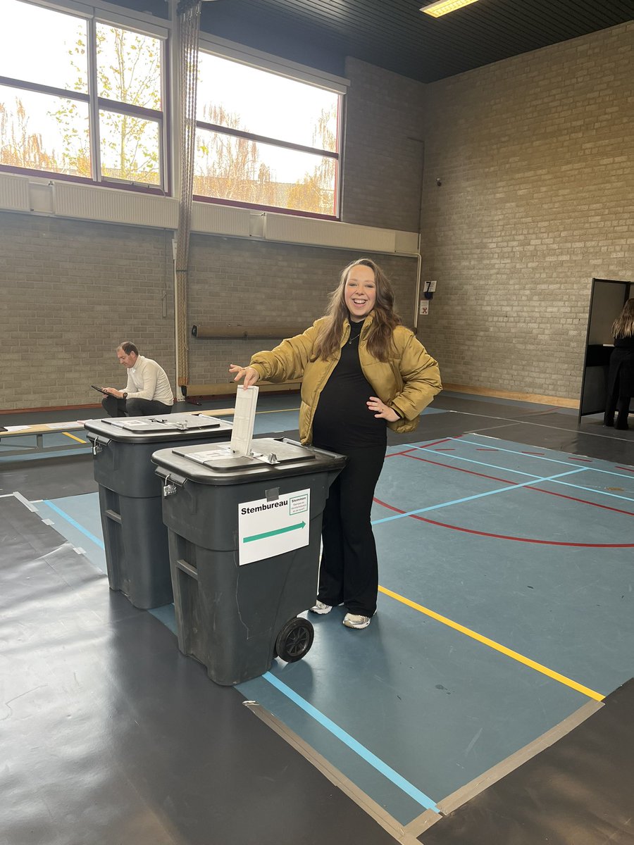 suzanne_kok's tweet photo. Gestemd! 🗳️ 

Voor de volgende generatie, die er met 37 weken in de buik ook al een beetje bij was. Zodat zij mag opgroeien in een hoopvolle, solidaire &amp; groene toekomst ✊🏽♥️🍀

#TK2023 #SamenKanHet @gl_pvda @PvdA @groenlinks https://t.co/IT18fCP3qY