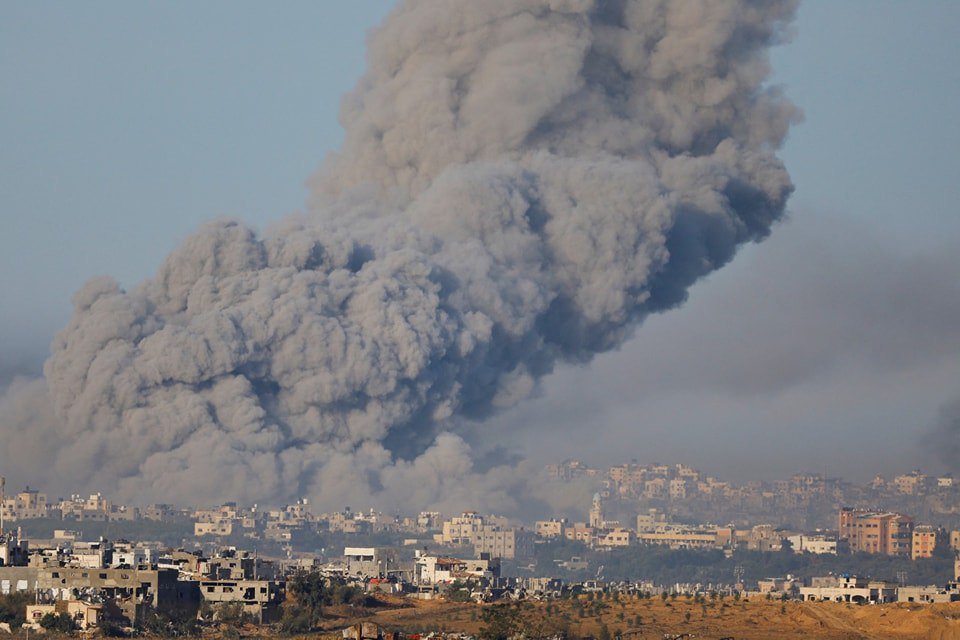 palinfoen's tweet photo. #Photos: New Israeli air raid on northern Gaza Strip. https://t.co/Qh8R7aV7Xy