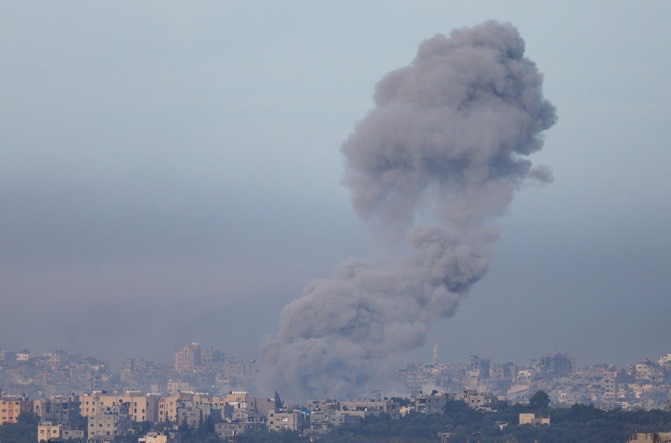 palinfoen's tweet photo. #Photos: New Israeli air raid on northern Gaza Strip. https://t.co/Qh8R7aV7Xy
