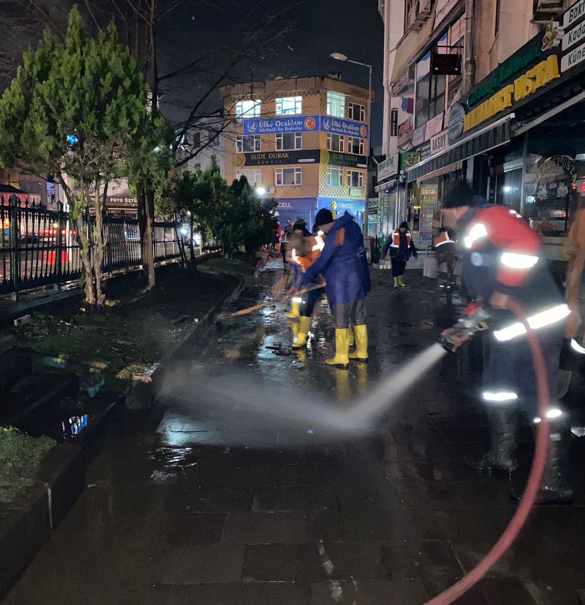 AliYerlikaya's tweet photo. Zonguldak ilimizde 19 Kasım Pazar günü yaşanan kuvvetli yağışlar sonucu Karadeniz Ereğli ilçesinde meydana gelen heyelan ve sel afetleri nedeniyle:

📌Çevre, Şehircilik ve İklim Değişikliği İl Müdürlüğünce yapılan tespitlere göre 133 çatı uçması tespit edildi.
📌Defterdarlık Zarar Tespit Gurubunca yapılan zarar tespitlerinde şu ana kadar 54 konut ve  226 işyeri zarar gördü.
📌AFAD İl Müdürlüğünce yapılan etüdlerde heyelandan 10 konutun etkilendiği, 1 konutun kalıcı olarak boşaltıldığı ve 9 konut için önlem alınmasına dair rapor hazırlandı.
📌Tarım İl Müdürlüğünce şu ana kadar yapılan tespitlerde 135 sera ile 76 balıkçı teknesinin zarar gördü.

Bugün itibarıyla Karadeniz Ereğli ilçemiz Genel Hayatı Etkili Afet Bölgesi ilan edildi.

4 vatandaşımızın hayatını kaybettiği ve 11 vatandaşımızın da kayıp olduğu Karadeniz Ereğli���sinde AFAD Gönüllülerimiz sokakları temizliyor, su basan iş yeri ve evlerde hayatın normale dönmesi için canla başla çalışıyor.

Karadeniz Ereğli’sindeki hemşehrilerime tekrar geçmiş olsun dileklerimi sunuyorum.

AFAD Gönüllülerimizin her birine ayrı ayrı teşekkür ediyorum.
