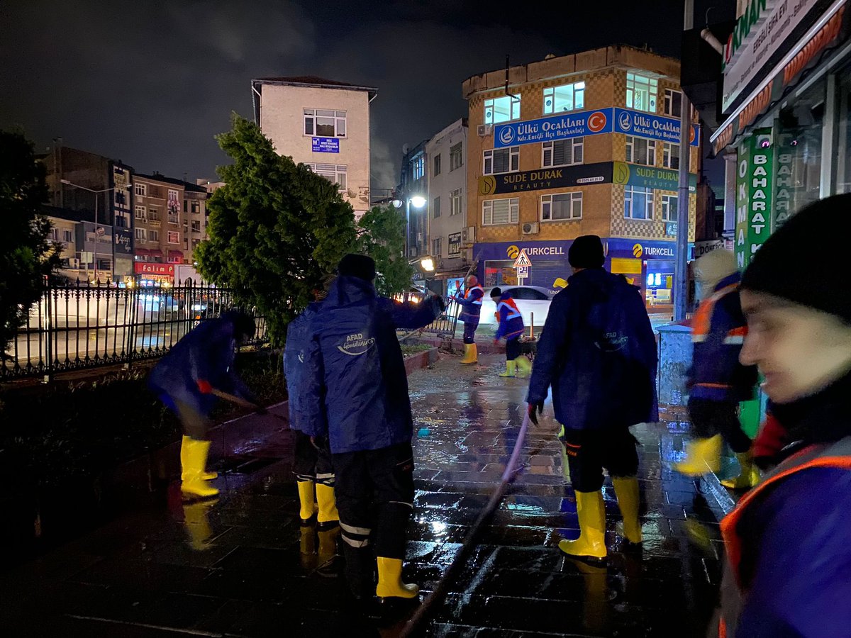 AliYerlikaya's tweet photo. Zonguldak ilimizde 19 Kasım Pazar günü yaşanan kuvvetli yağışlar sonucu Karadeniz Ereğli ilçesinde meydana gelen heyelan ve sel afetleri nedeniyle:

📌Çevre, Şehircilik ve İklim Değişikliği İl Müdürlüğünce yapılan tespitlere göre 133 çatı uçması tespit edildi.
📌Defterdarlık Zarar Tespit Gurubunca yapılan zarar tespitlerinde şu ana kadar 54 konut ve  226 işyeri zarar gördü.
📌AFAD İl Müdürlüğünce yapılan etüdlerde heyelandan 10 konutun etkilendiği, 1 konutun kalıcı olarak boşaltıldığı ve 9 konut için önlem alınmasına dair rapor hazırlandı.
📌Tarım İl Müdürlüğünce şu ana kadar yapılan tespitlerde 135 sera ile 76 balıkçı teknesinin zarar gördü.

Bugün itibarıyla Karadeniz Ereğli ilçemiz Genel Hayatı Etkili Afet Bölgesi ilan edildi.

4 vatandaşımızın hayatını kaybettiği ve 11 vatandaşımızın da kayıp olduğu Karadeniz Ereğli���sinde AFAD Gönüllülerimiz sokakları temizliyor, su basan iş yeri ve evlerde hayatın normale dönmesi için canla başla çalışıyor.

Karadeniz Ereğli’sindeki hemşehrilerime tekrar geçmiş olsun dileklerimi sunuyorum.

AFAD Gönüllülerimizin her birine ayrı ayrı teşekkür ediyorum.