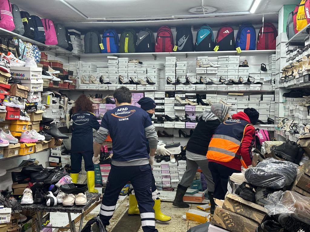 AliYerlikaya's tweet photo. Zonguldak ilimizde 19 Kasım Pazar günü yaşanan kuvvetli yağışlar sonucu Karadeniz Ereğli ilçesinde meydana gelen heyelan ve sel afetleri nedeniyle:

📌Çevre, Şehircilik ve İklim Değişikliği İl Müdürlüğünce yapılan tespitlere göre 133 çatı uçması tespit edildi.
📌Defterdarlık Zarar Tespit Gurubunca yapılan zarar tespitlerinde şu ana kadar 54 konut ve  226 işyeri zarar gördü.
📌AFAD İl Müdürlüğünce yapılan etüdlerde heyelandan 10 konutun etkilendiği, 1 konutun kalıcı olarak boşaltıldığı ve 9 konut için önlem alınmasına dair rapor hazırlandı.
📌Tarım İl Müdürlüğünce şu ana kadar yapılan tespitlerde 135 sera ile 76 balıkçı teknesinin zarar gördü.

Bugün itibarıyla Karadeniz Ereğli ilçemiz Genel Hayatı Etkili Afet Bölgesi ilan edildi.

4 vatandaşımızın hayatını kaybettiği ve 11 vatandaşımızın da kayıp olduğu Karadeniz Ereğli���sinde AFAD Gönüllülerimiz sokakları temizliyor, su basan iş yeri ve evlerde hayatın normale dönmesi için canla başla çalışıyor.

Karadeniz Ereğli’sindeki hemşehrilerime tekrar geçmiş olsun dileklerimi sunuyorum.

AFAD Gönüllülerimizin her birine ayrı ayrı teşekkür ediyorum.