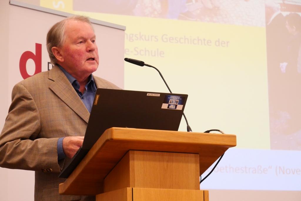DtGesellschaft's tweet photo. Dr. Manfred Keller, Sebastian Salzmann, Ulrich @Tueckmantel und Lea Klumpe sprechen in der Diskussion über ihr Engagement gegen #Antisemitismus und für jüdisches Leben. Seien Sie dabei! #Regionalforum #Bochum👉Livestream: https://t.co/EGz42Q1AMz https://t.co/b5TfKCtn42