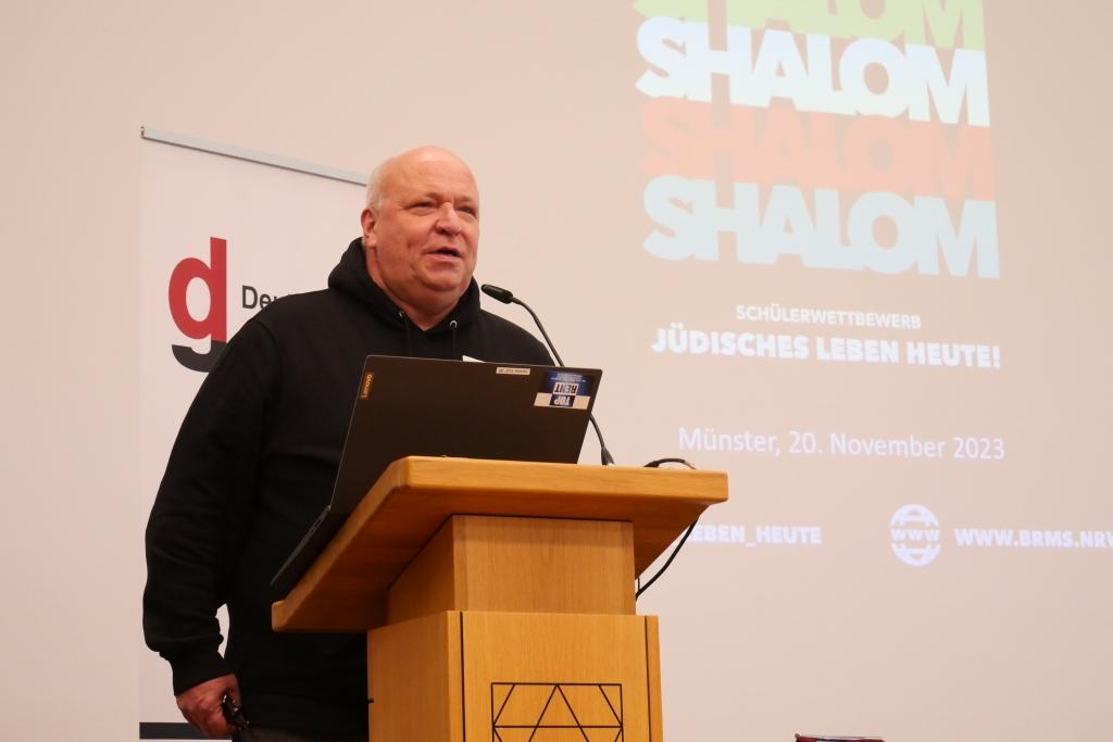 DtGesellschaft's tweet photo. Dr. Manfred Keller, Sebastian Salzmann, Ulrich @Tueckmantel und Lea Klumpe sprechen in der Diskussion über ihr Engagement gegen #Antisemitismus und für jüdisches Leben. Seien Sie dabei! #Regionalforum #Bochum👉Livestream: https://t.co/EGz42Q1AMz https://t.co/b5TfKCtn42