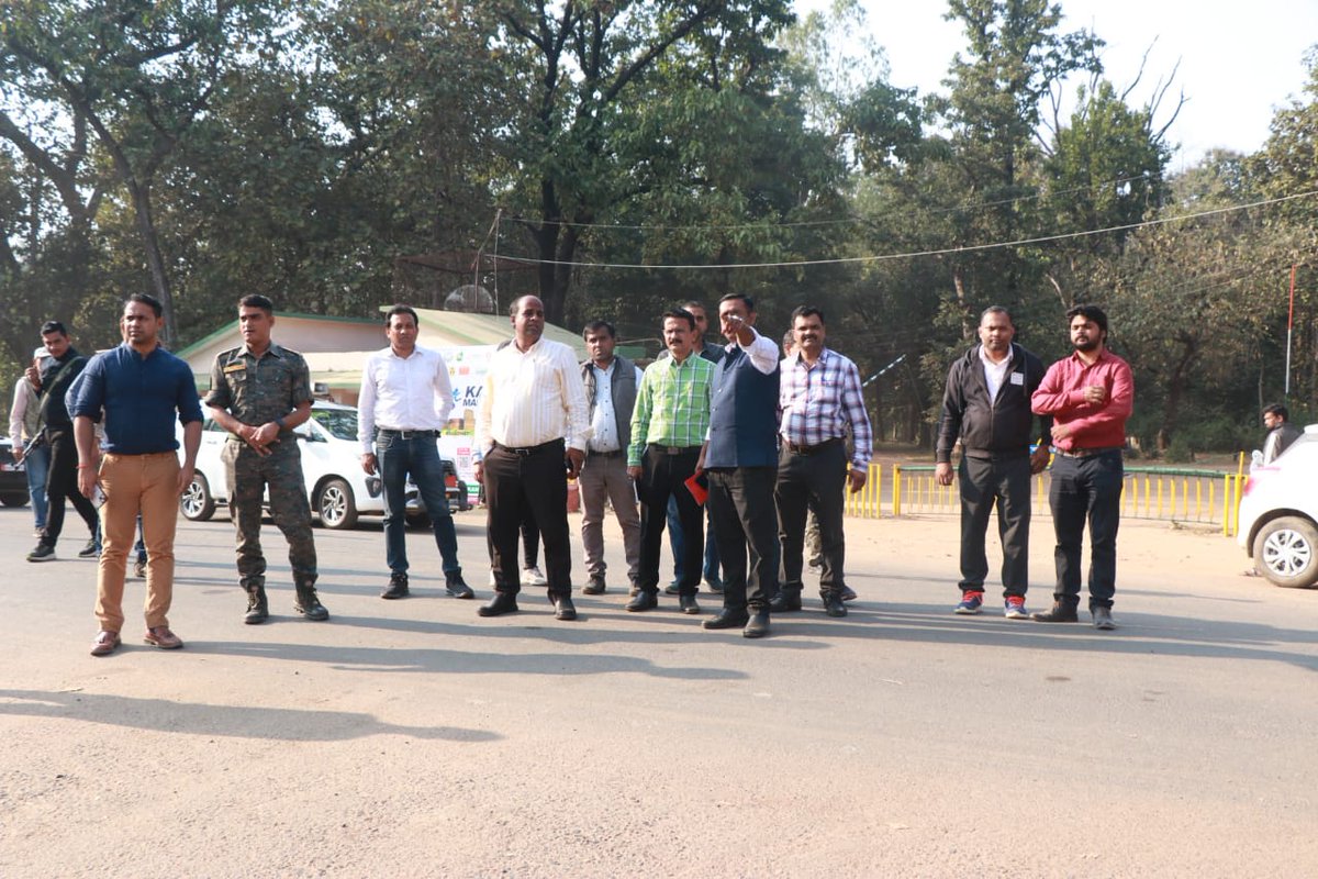 collectorbalagh's tweet photo. कान्हा मैराथन का आयोजन होगा पॉलीथिन मुक्त
मुक्की गेट होगा स्टार्टिंग पॉइंट, 5 किमी. गढ़ी की ओर तथा
10 व 21 किमी खापा गेट की ओर
बैठक के बाद अधिकारियों के साथ किया निरीक्षण #kanhanationalpark
#KanhaMerathon
#merathon
#finisher #DATCC https://t.co/tC6VZ2i3ct