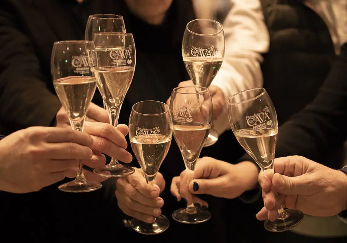 decidix's tweet photo. #CavaDeRequena🥂La batalla judicial ha acabat i el cava valencià ha eixit victorios.El Suprem ha inadmés a tramit el recurs productors catalans.#DECIDIX dona l'enhorabona als agricultors i empresaris,puix al fi se dona la raó al dret d cridar als seus caves com ells volen. https://t.co/L8H4FQ56cj