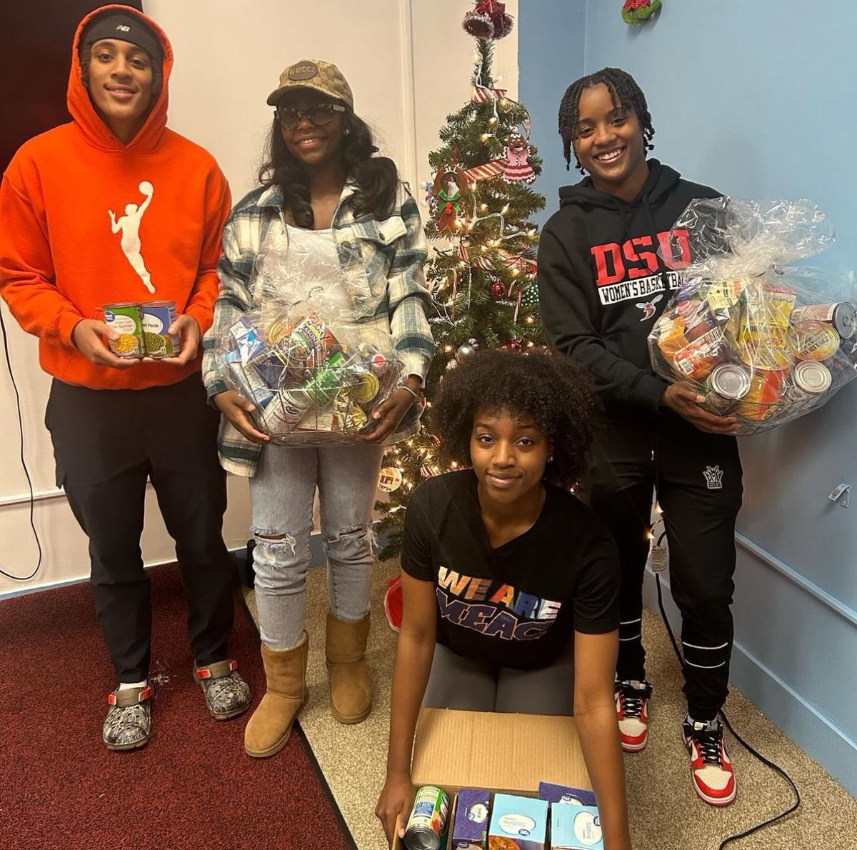 Salute 🫡 @DSUHornets making a difference! 

Thank you for your incredible support in our annual holiday food drive, bringing joy to Dover families!

Your dedication to service & teamwork truly embodies the spirit of the season & our historic @DelStateUniv
@Div1SAAC @MEACSports