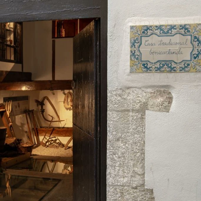 BenicarloTravel's tweet photo. 😍🏚 ¿Te gustaría conocer cómo se vivía antiguamente en #Benicarló? Te proponemos visitar la Casa Benicarlanda o Casa de Santa Cándida.
Se puede visitar con cita previa haciendo tu reserva en el #MUCBE por ☎ 964 460 448 o 📧correu.mucbe@ajuntamentdebenicarlo.org https://t.co/n8mJaVc6o2