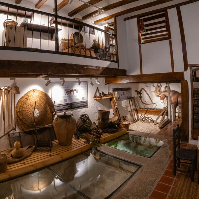 BenicarloTravel's tweet photo. 😍🏚 ¿Te gustaría conocer cómo se vivía antiguamente en #Benicarló? Te proponemos visitar la Casa Benicarlanda o Casa de Santa Cándida.
Se puede visitar con cita previa haciendo tu reserva en el #MUCBE por ☎ 964 460 448 o 📧correu.mucbe@ajuntamentdebenicarlo.org https://t.co/n8mJaVc6o2