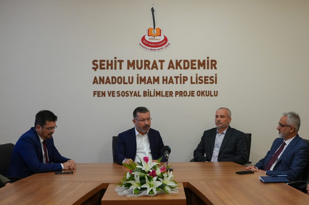 fatihkirisik's tweet photo. Şehit Murat Akdemir Anadolu İmam Hatip Lisesini ziyaret ederek yapılabilecek ortak çalışmalar konusunda istişarelerde bulunduk. 

https://t.co/bCII771dMH https://t.co/fpoO73ynon