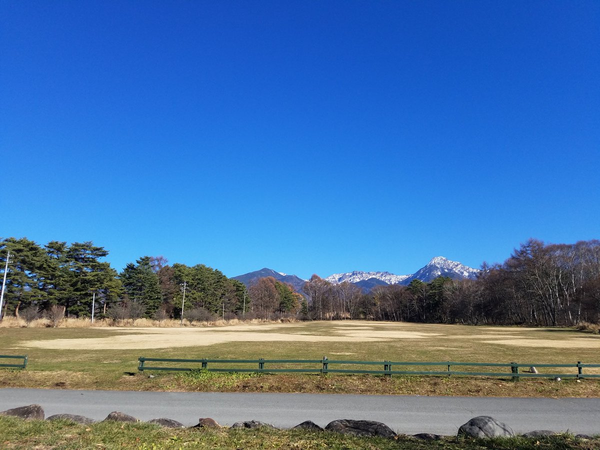 すっきり晴れた青空と白くなった八ヶ岳　
すっかり初冬の風景
今年最後の原村