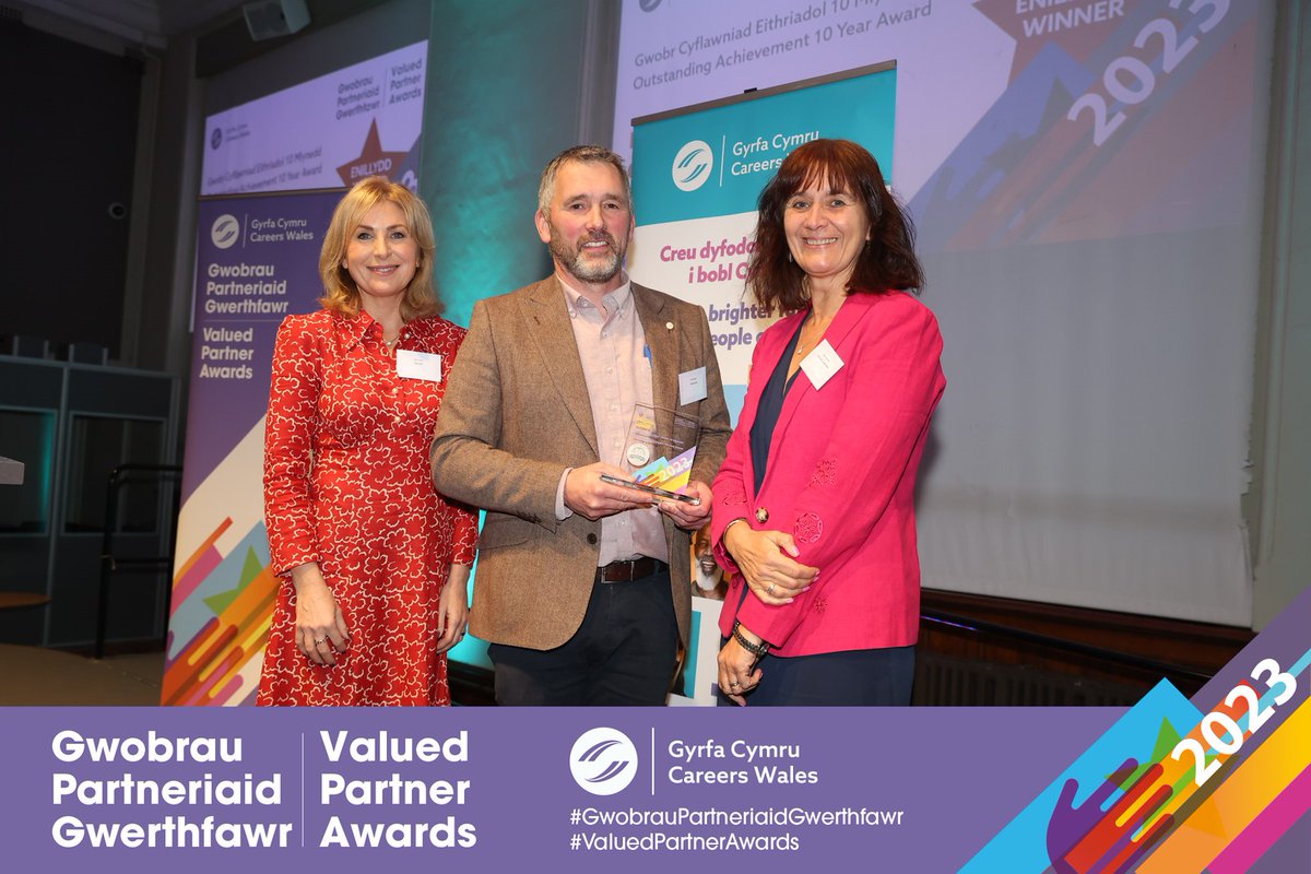 And the first trophy for our ‘Outstanding Achievement 10 Year Award’ goes to… 🥁

@CastellHowell 👏👏

Congratulations from all of us from Careers Wales!
#ValuedPartnerAwards