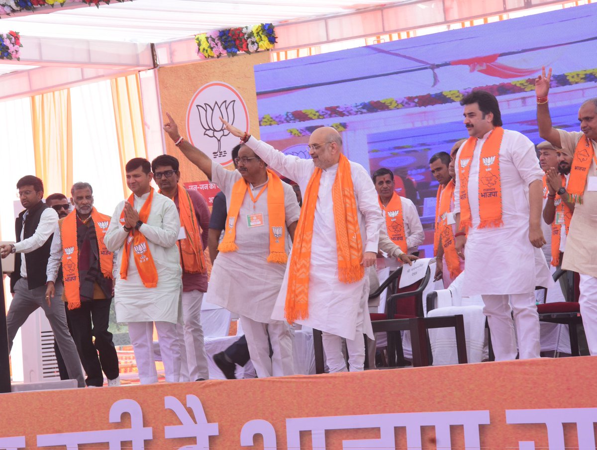 pravinmalibjp's tweet photo. भाजपमय रानीवाड़ा,
भाजपमय राजस्थान…✌️

आदरणीय केन्द्रीय गृह एवं सहकारिता मंत्री श्री @AmitShah जी की अध्यक्षता में आज रानीवाड़ा विधानसभा में आयोजित चुनावी जनसभा में उपस्थित रहकर गृह मंत्री जी का प्रेरक मार्गदर्शन प्राप्त किया। 

इस सभा में उमड़ा जन सैलाब दर्शाता है, कि राजस्थान में परिवर्तन का उद्घोष होगा और कमल खिलेगा।

#राजस्थान_में_चप्पा_चप्पा_भाजपा 
#Rajasthan #RajasthanElection #BJP4IND #BJP4Rajasthan